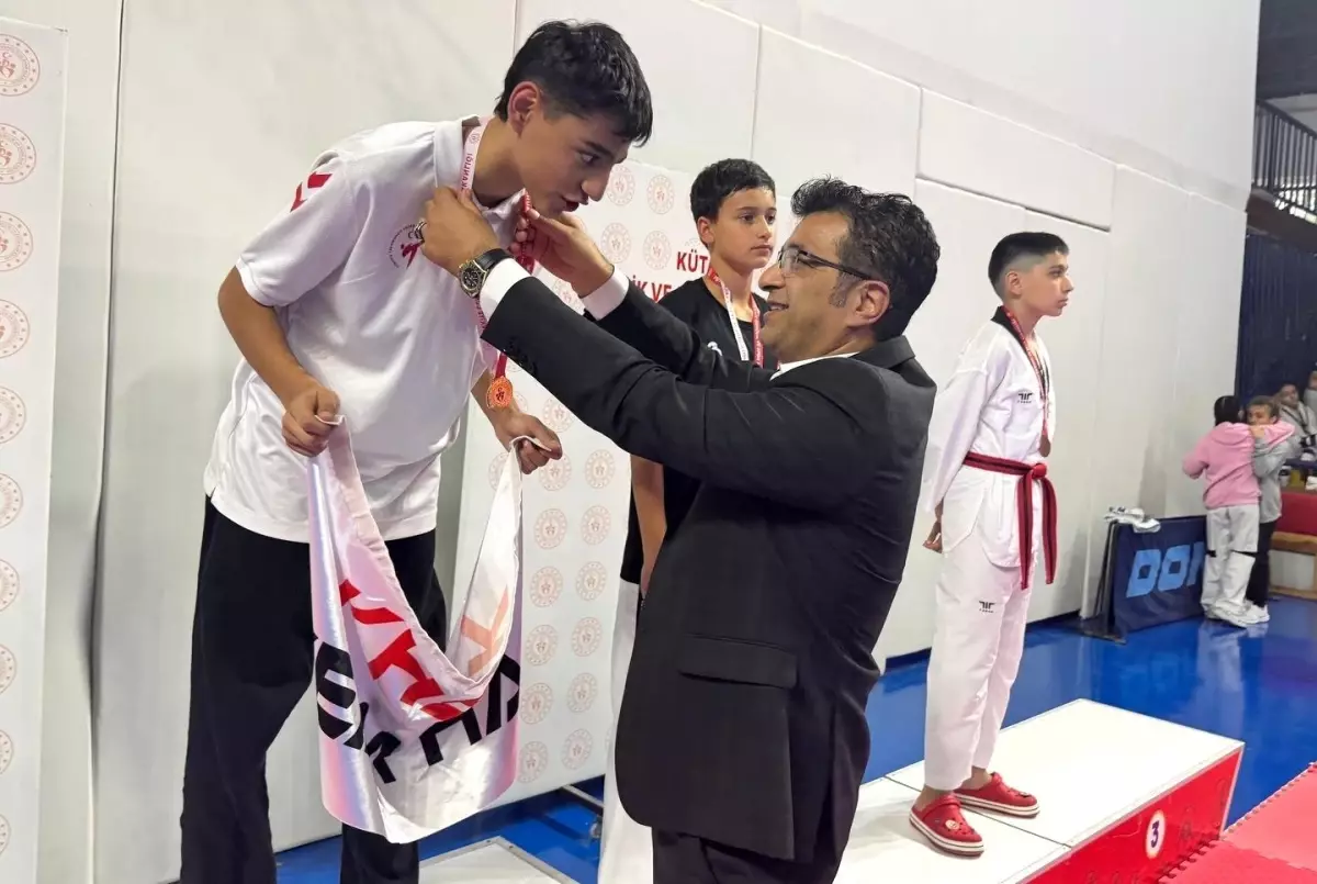 Cumhuriyet Kupası Yıldızlar Taekwondo Müsabakaları Kütahya'da Coşkuyla Gerçekleştirildi