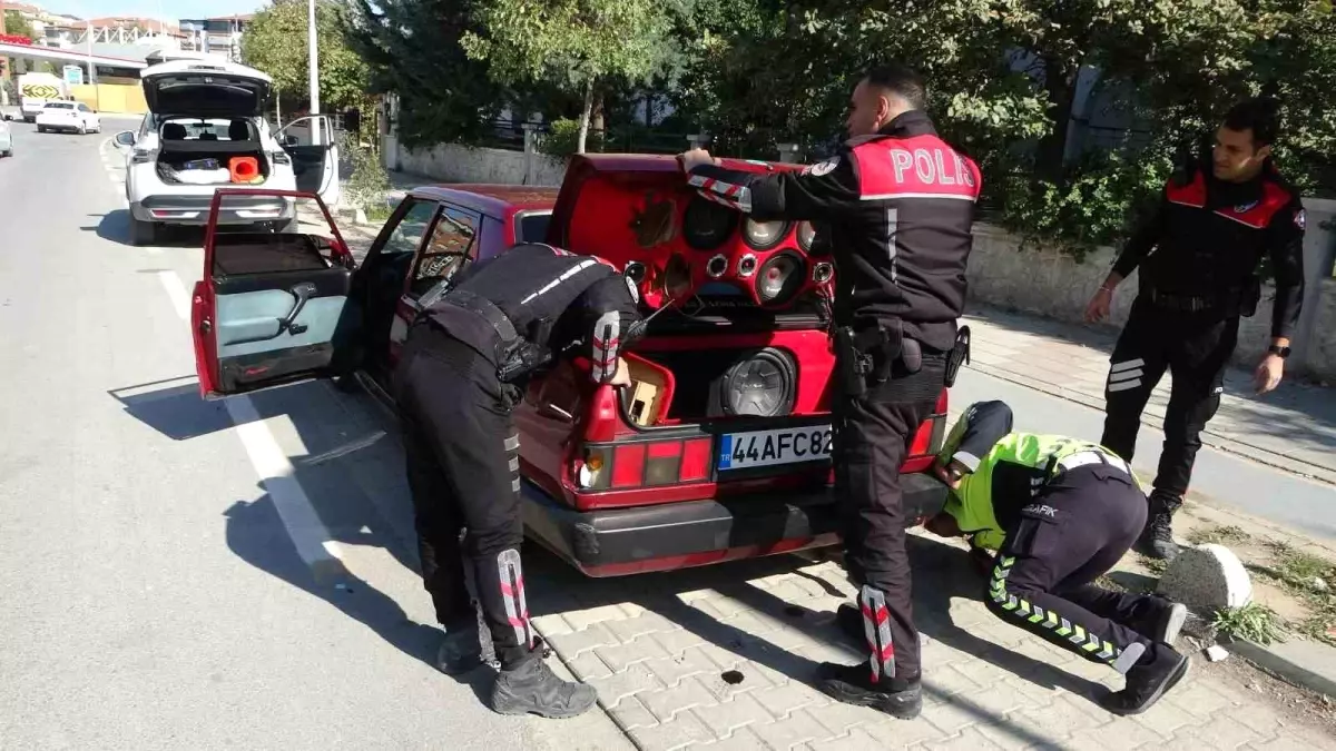 Malatya'da Uyuşturucu Taşıyan Araç Kovalamacada Kaza Yaptı