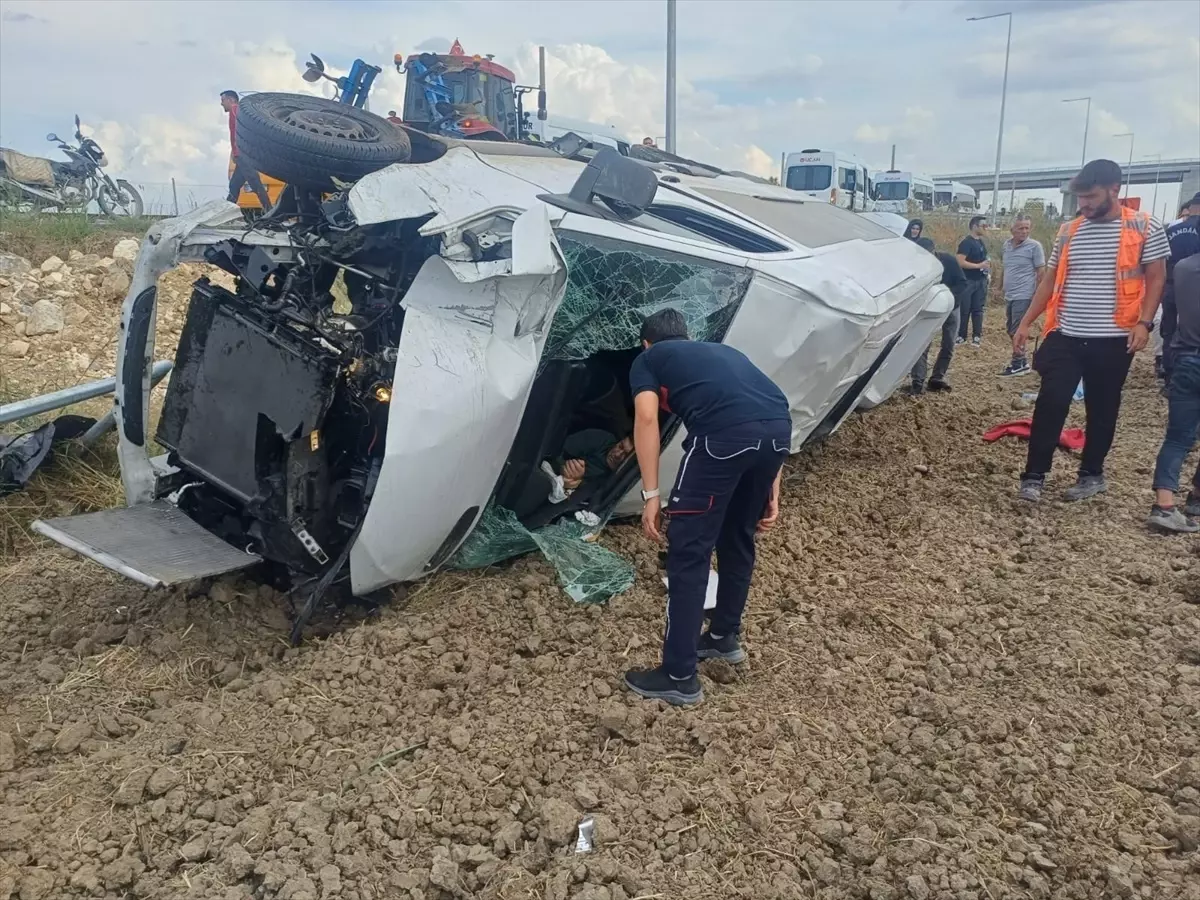 Mersin'de Hava Yolu Personelini Taşıyan Servis Aracı Devrildi: 4 Yaralı