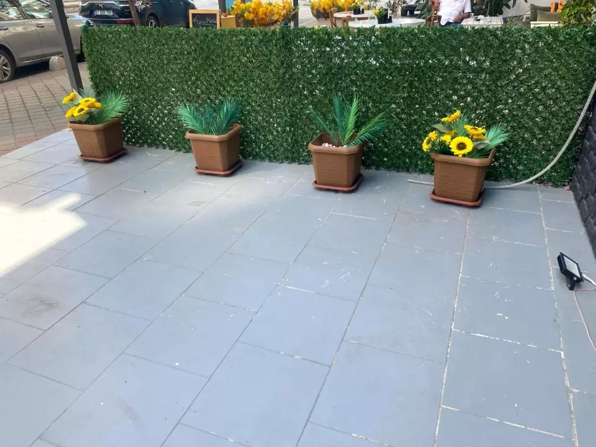 Adana'da Yapay Çiçek Hırsızlığı Güvenlik Kamerasında