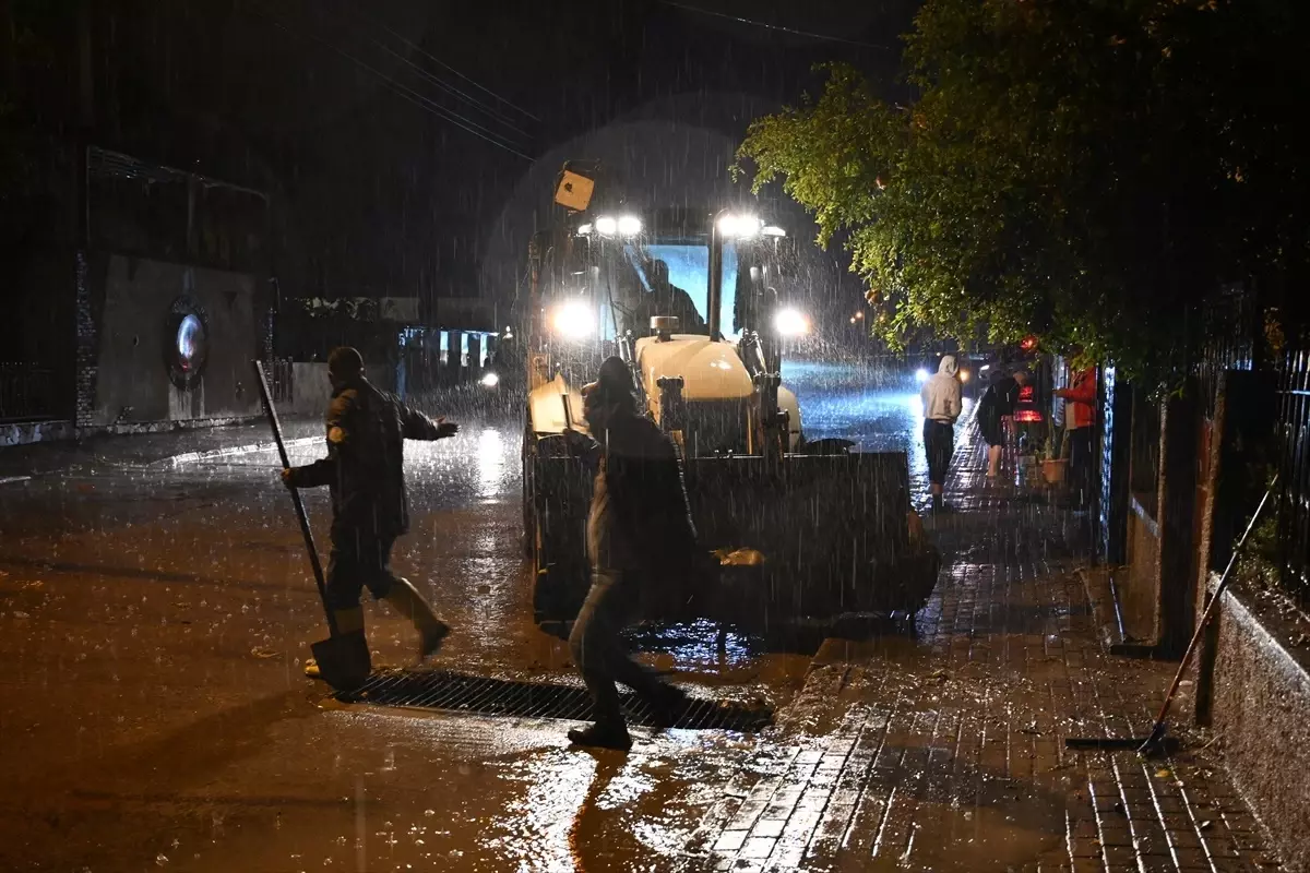 Osmaniye'nin Kadirli İlçesinde Sağanak Yağış Hayatı Olumsuz Etkiledi