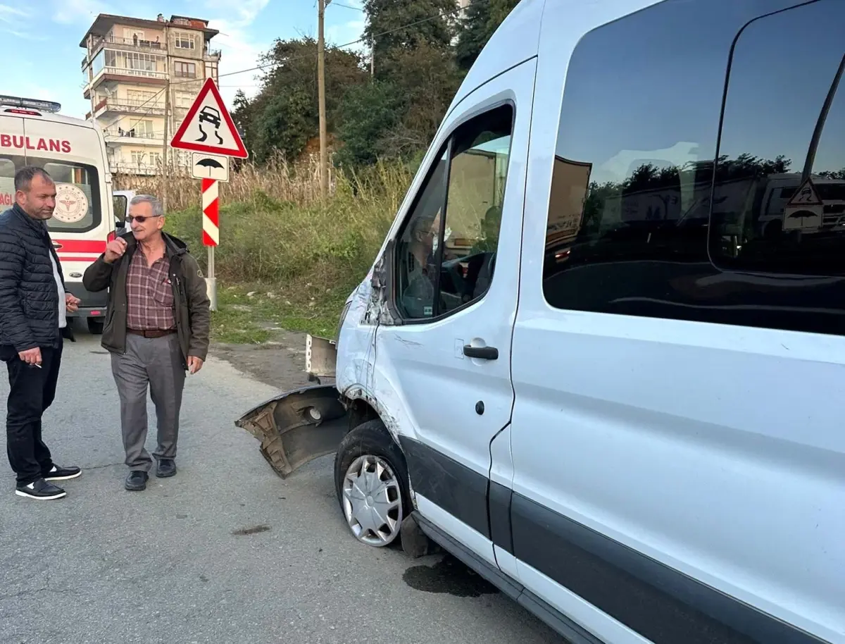 Rize'de Okul Servisi İle Kamyonet Çarpıştı