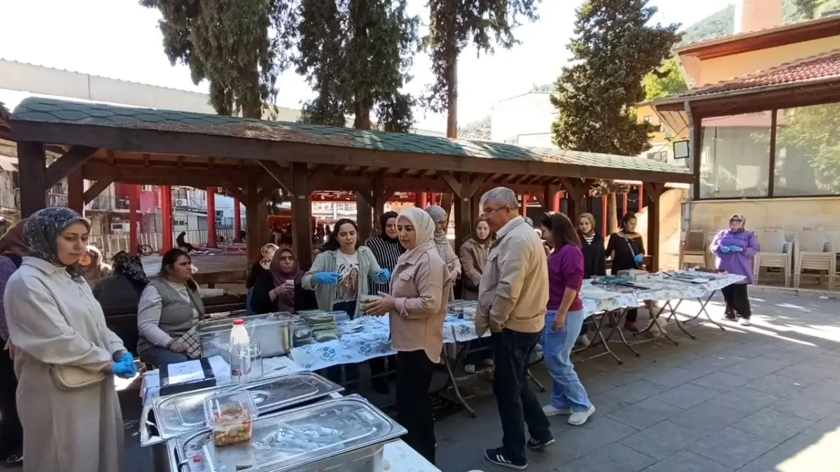 Saimbeyli'deki Kadınlar Gazze'ye Destek İçin Yiyecek ve El İşi Ürünleri Satıyor