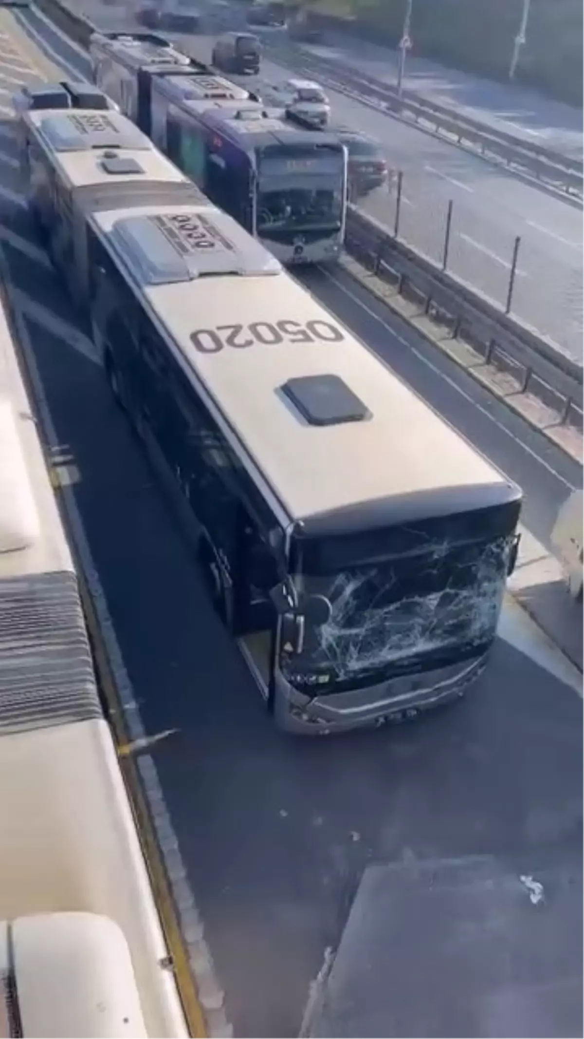 Sefaköy'de Metrobüs Kazası: Bir Yaralı