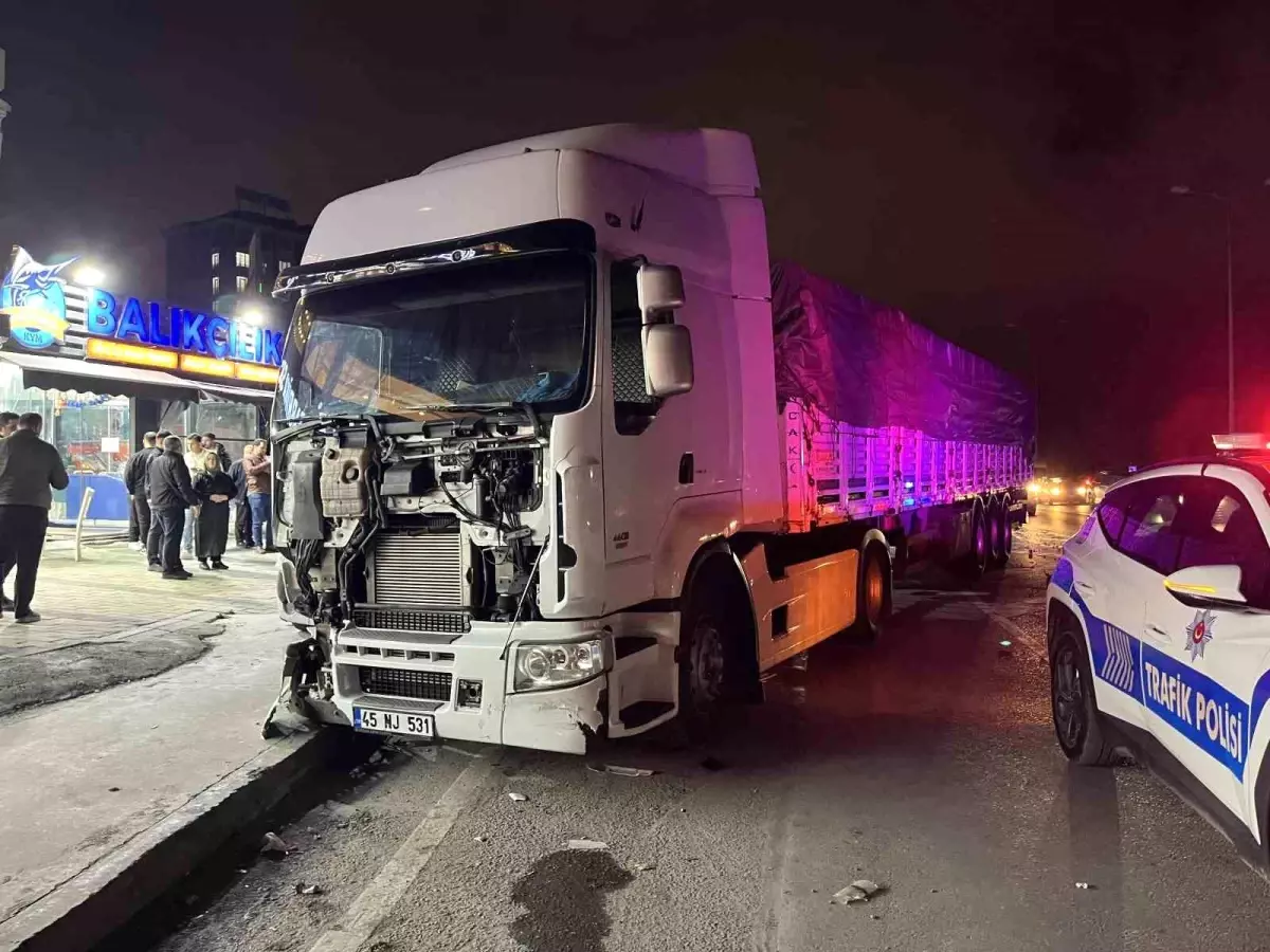 Sultangazi'de Kontrolden Çıkan Tır Park Halindeki Araçlara Çarptı