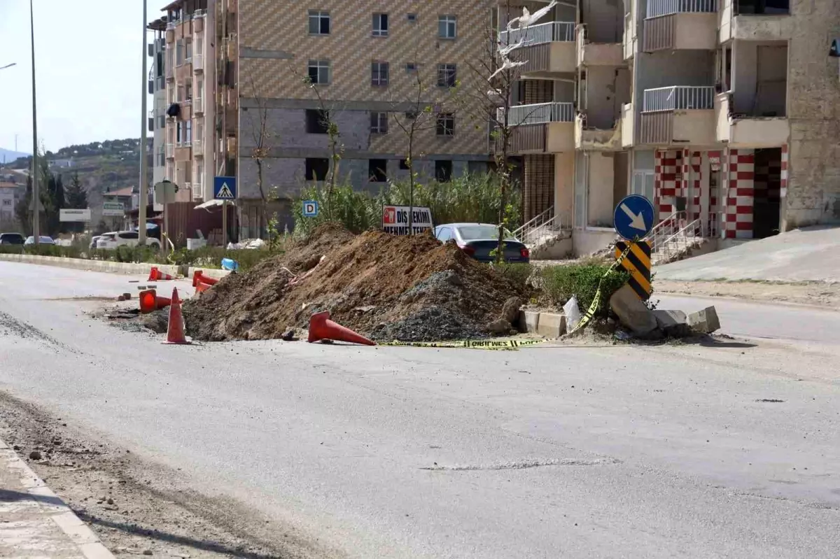 Hatay'da Motosiklet Kazası: Toprak Yığınına Çarpan Sürücü Ağır Yaralandı