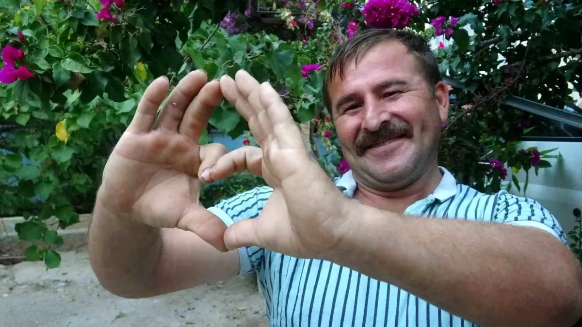 Antalya Havalimanı'ndaki Sempatik İşçi Viral Oldu