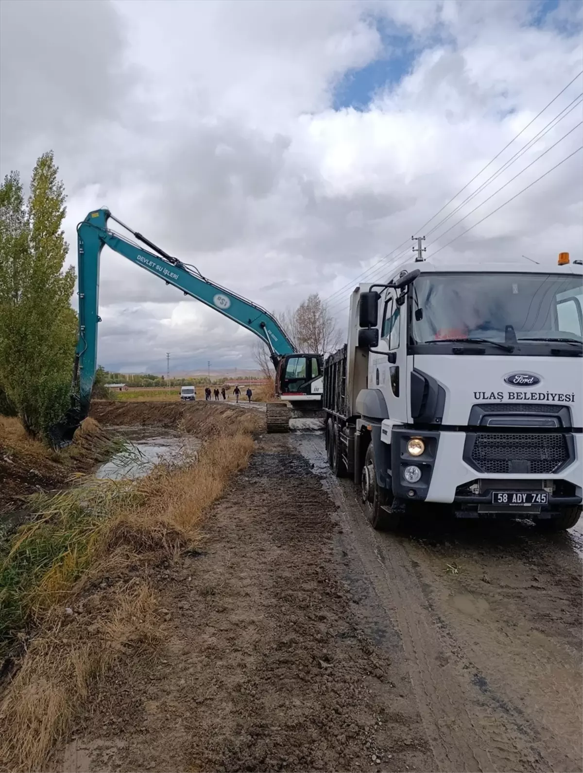 Ulaş İlçesi'nde Su Kanalları Temizlik Çalışmaları Başlatıldı
