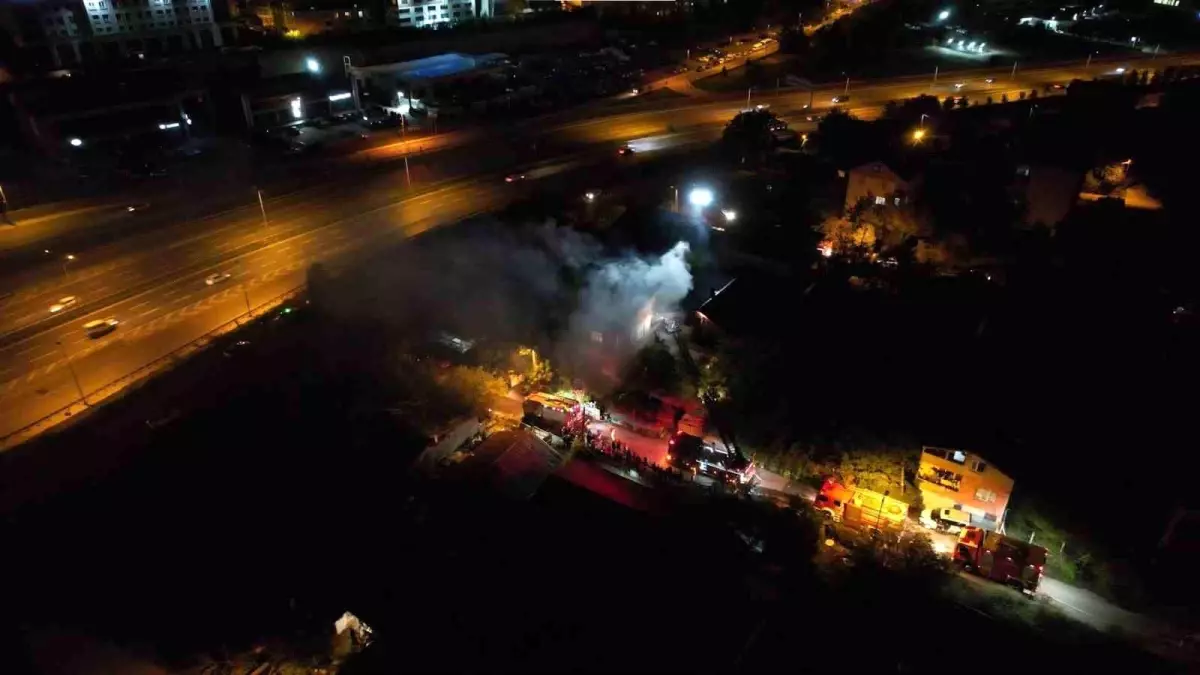 Ümraniye'de Gece Saatlerinde Çıkan Yangın Paniğe Yol Açtı