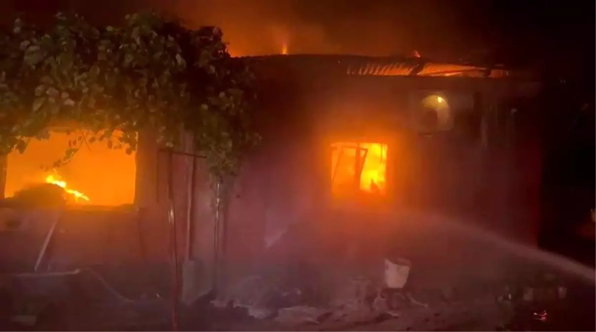 Ceyhan'da İtfaiye Araç Devrildi, İki Personel Yaralandı