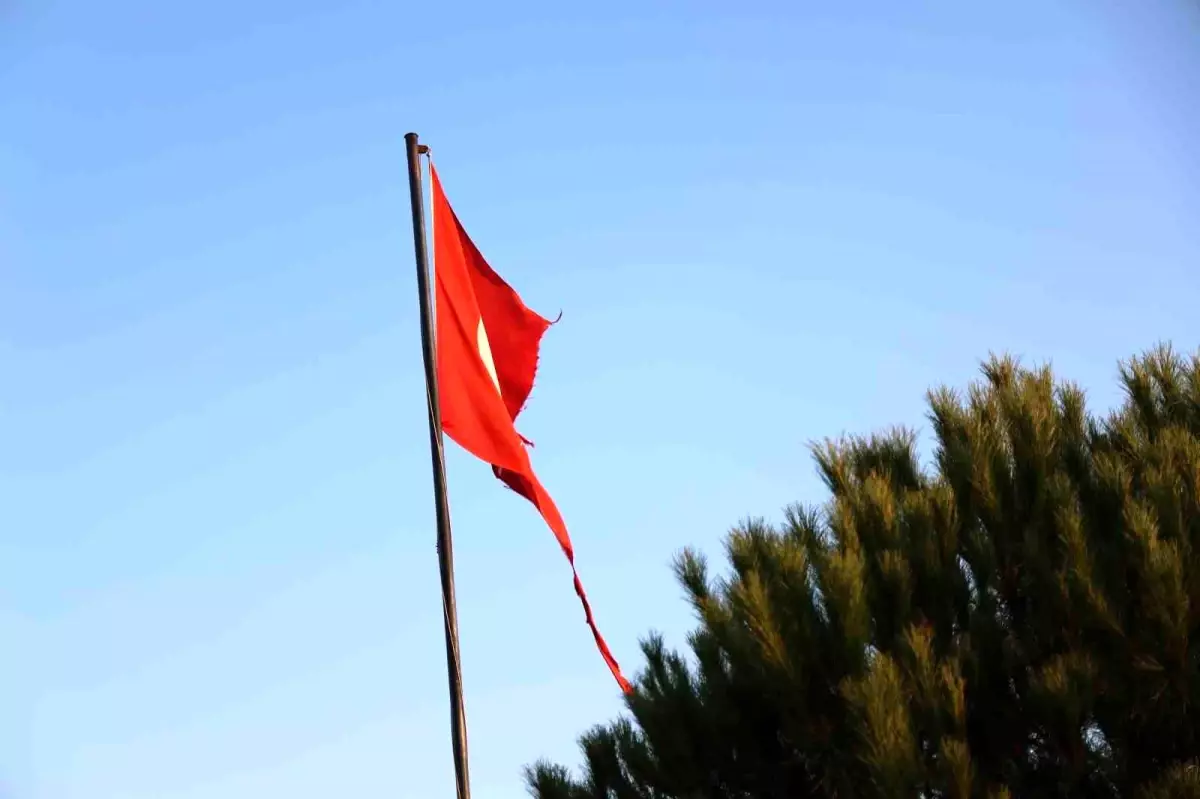 Yırtılan Türk Bayrağına Tepki: Vatandaşlar Yenilenmesini Bekliyor