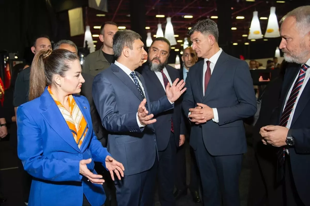 Antalya Turizm Fuarı'nda 'Sahnede Bir Dünya' Sergisi Açıldı