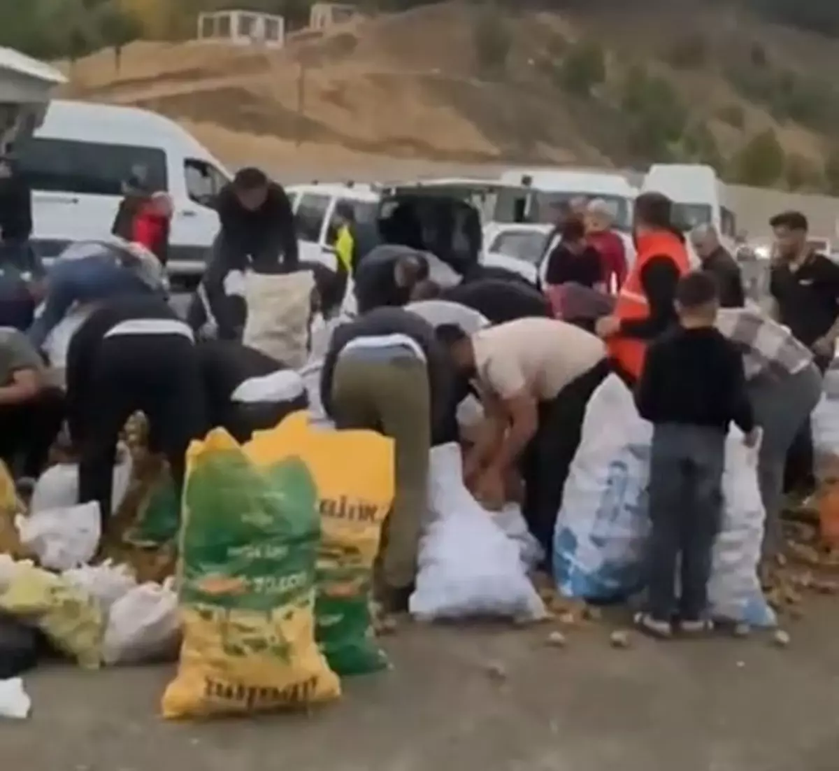 Kamyoneti Arızalanan Sürücü, Patatesleri Ücretsiz Dağıttı