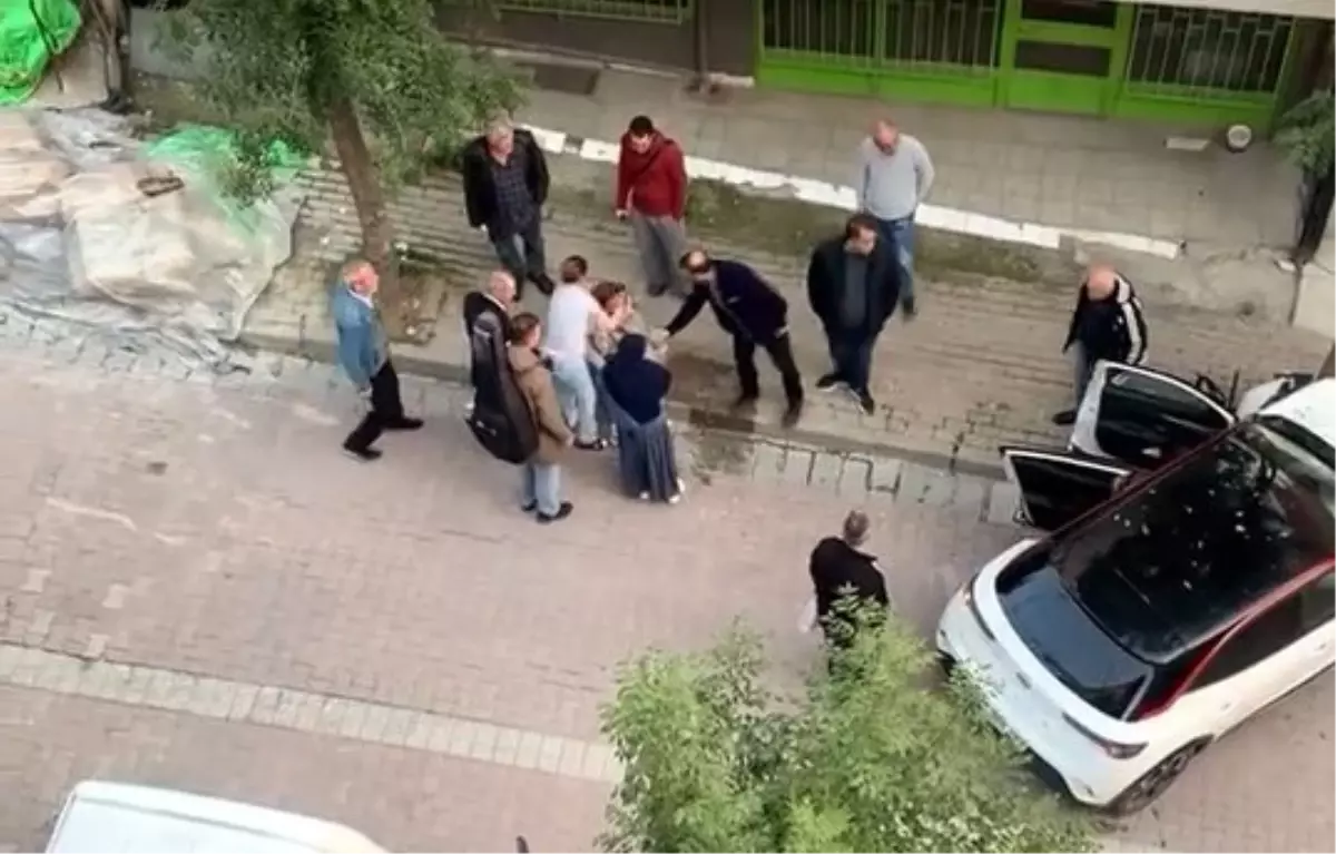 Avcılar'da Fren Yerine Gaza Basan Sürücü Ağaçla Çarpıp Hastaneye Kaldırıldı