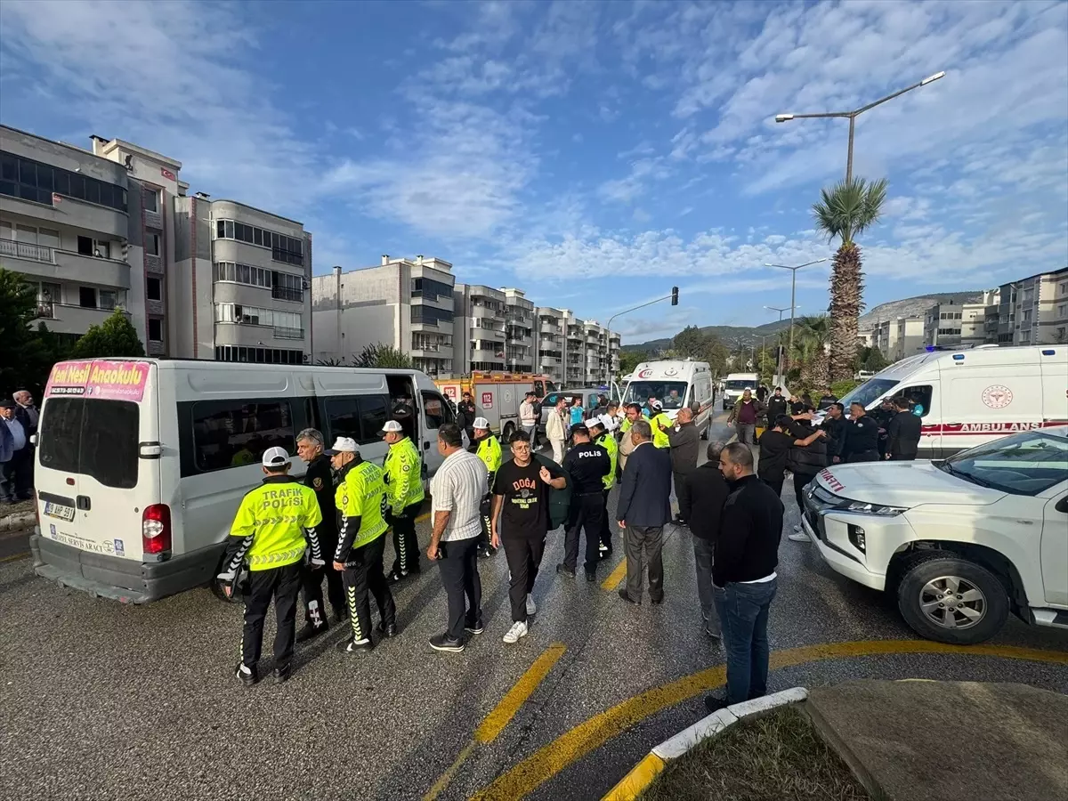 Söke'de Minibüs Çarpışması: 6 Yaralı