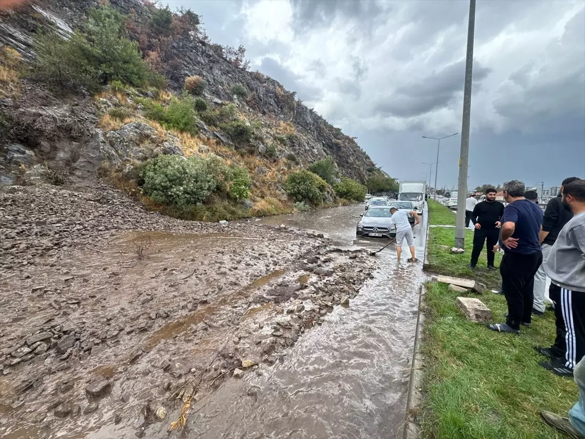 Aydın-Söke Kara Yolunda Toprak Kayması Trafiği Aksattı