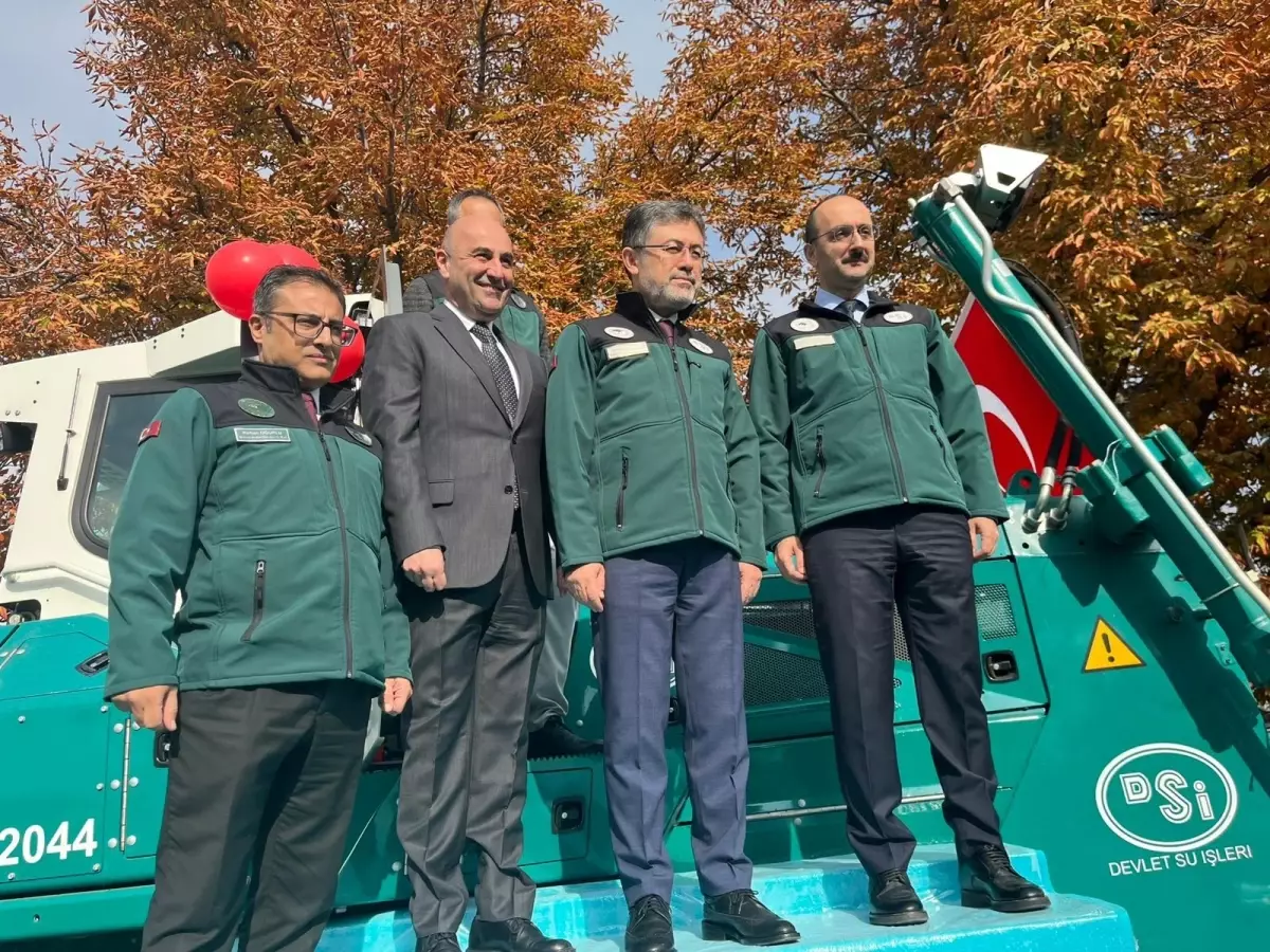 Bakan Yumaklı: DSİ'deki dozer sayımız 245'e yükseldi