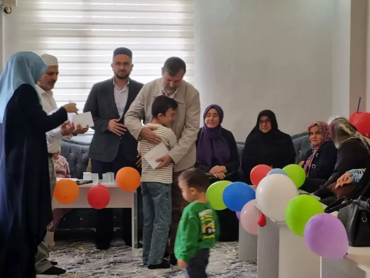 Hatay'da Yetim Çocuklara Okul Kıyafeti ve Kırtasiye Desteği