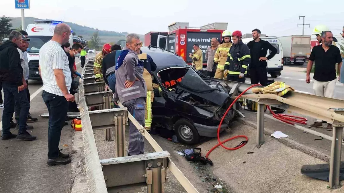 Bursa'da Kontrolden Çıkan Araç Bariyere Çarptı: 4 Yaralı