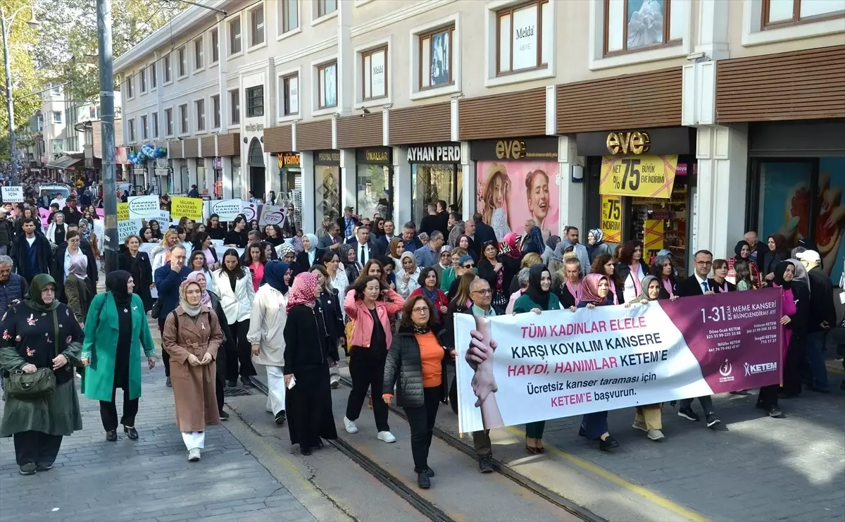 Bursa'da Meme Kanseri Farkındalık Yürüyüşü Düzenlendi