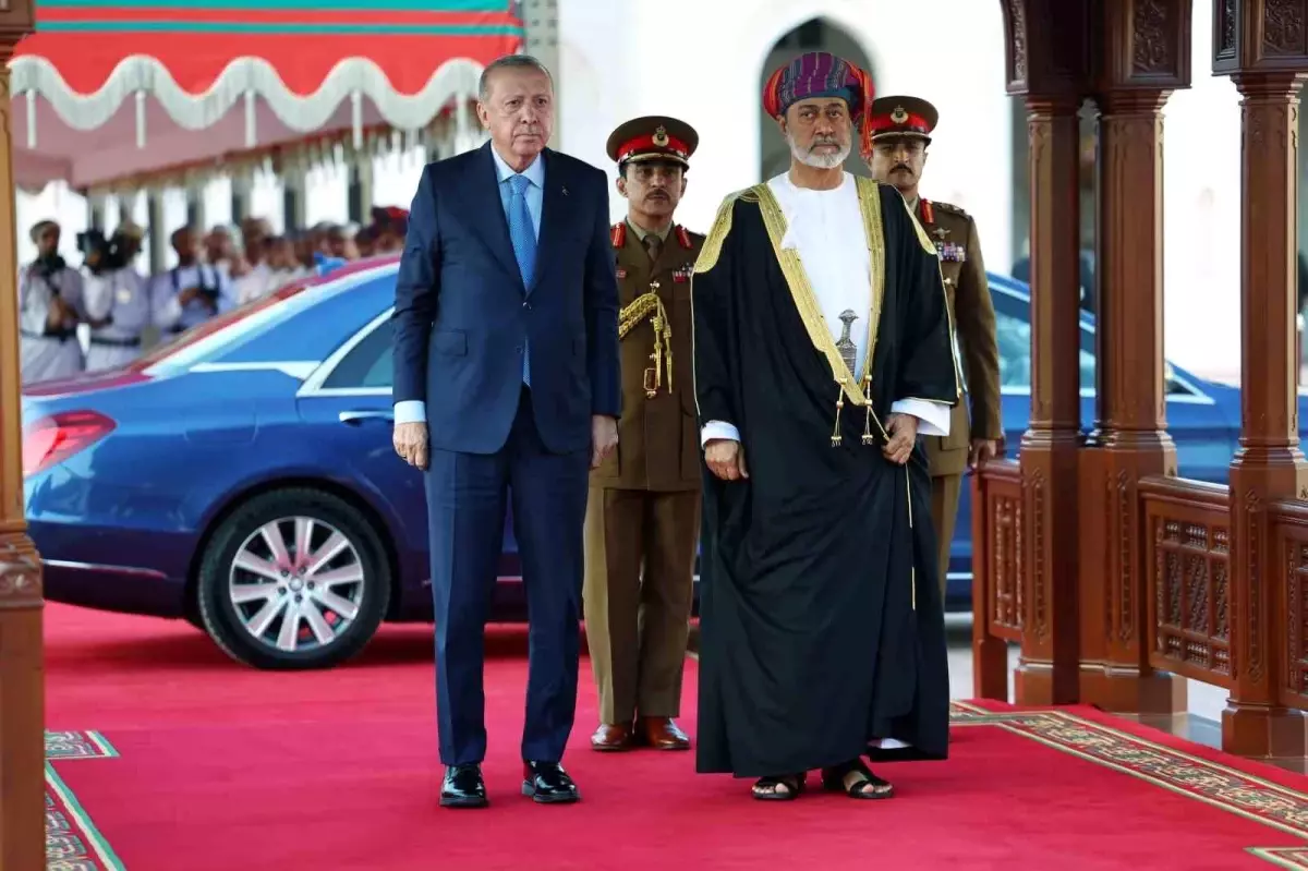 Cumhurbaşkanı Erdoğan, Umman'da resmi törenle karşılandı