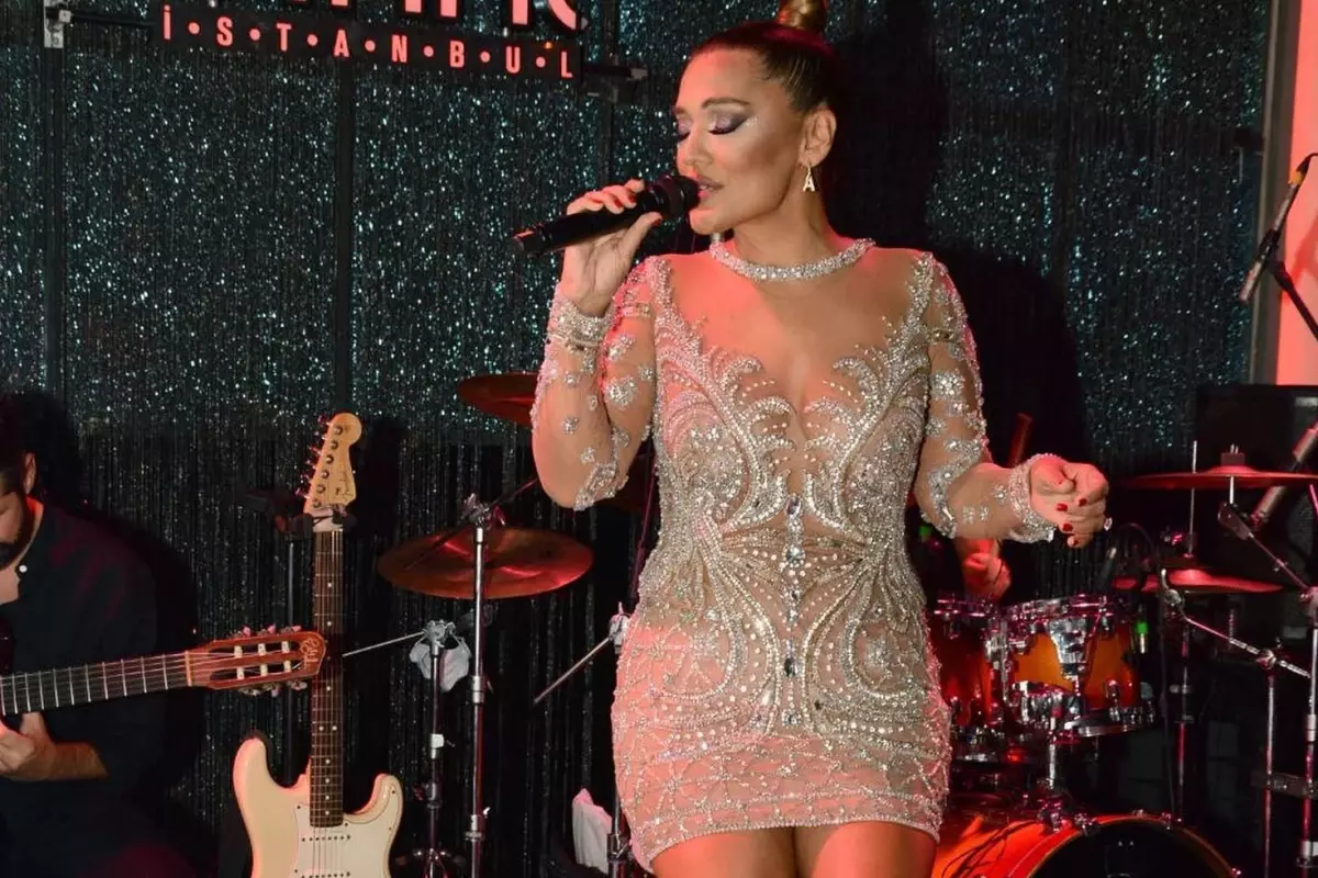 Demet Akalın'ın canlı performansı olay oldu: Ben olsam mekanı terk ederdim