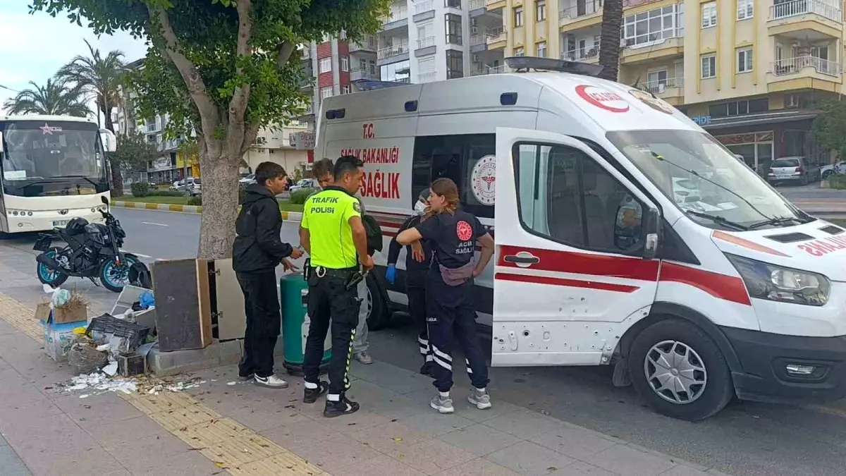 Antalya'da Motosiklet Kazası: Sürücü Hastaneye Götürüldü