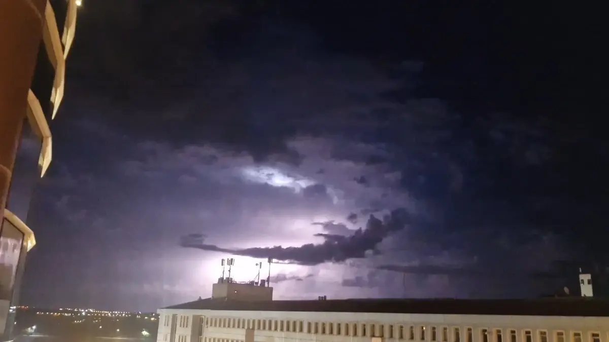 Diyarbakır'da Yağmur ve Şimşekler Gündüzü Aratmıyor