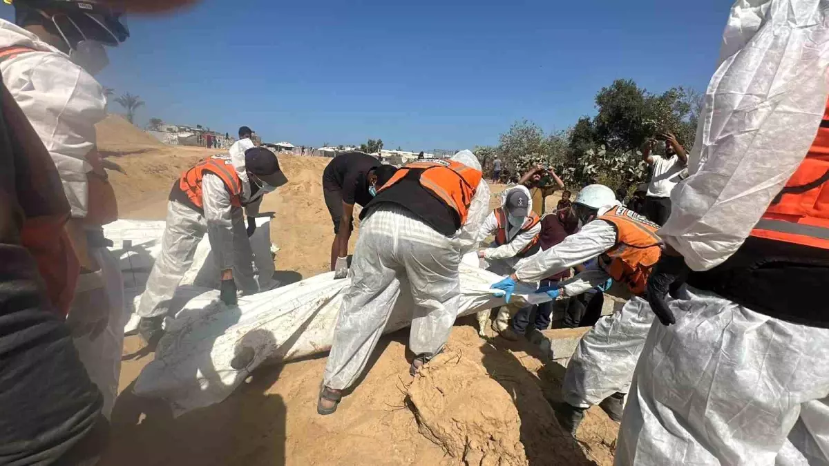 İsrail'den İade Edilen 54 Filistinli Cenaze Toplu Mezara Defnedildi