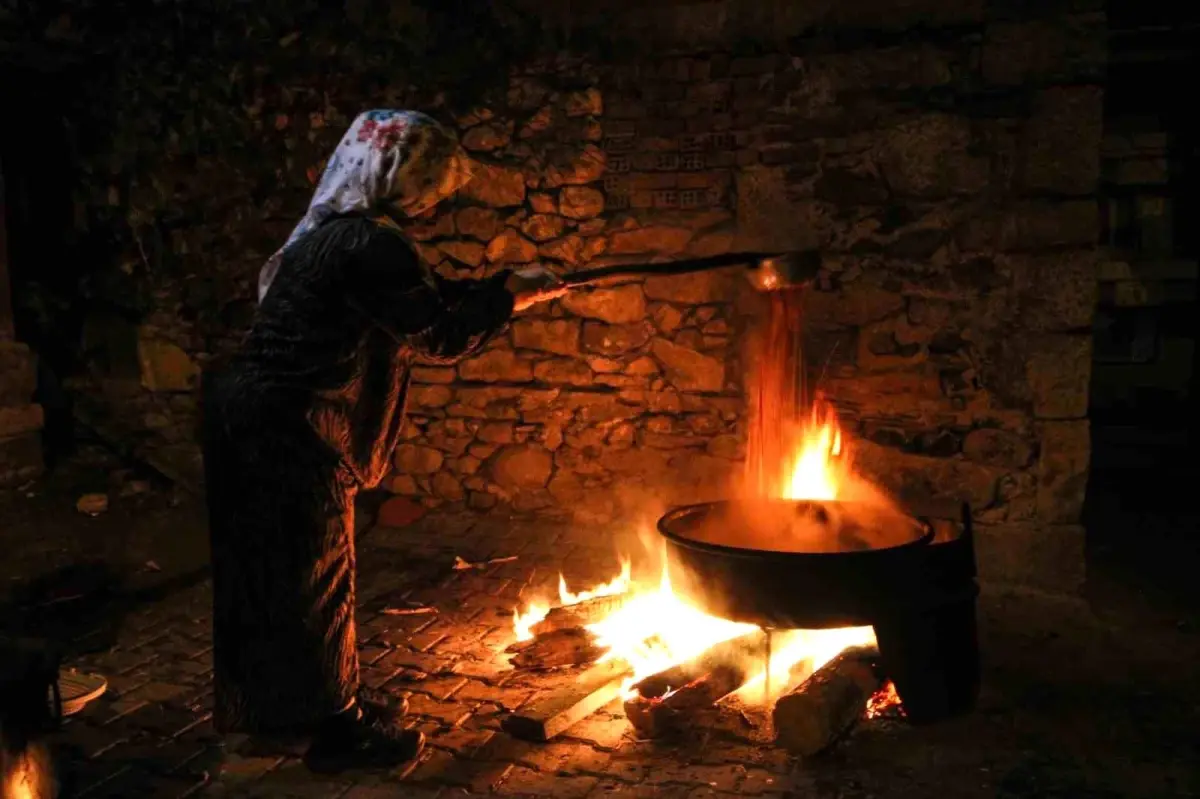 Manisa'da Güneşli Mahallesi'nde Pekmez Yapımında Yoğun Mesai