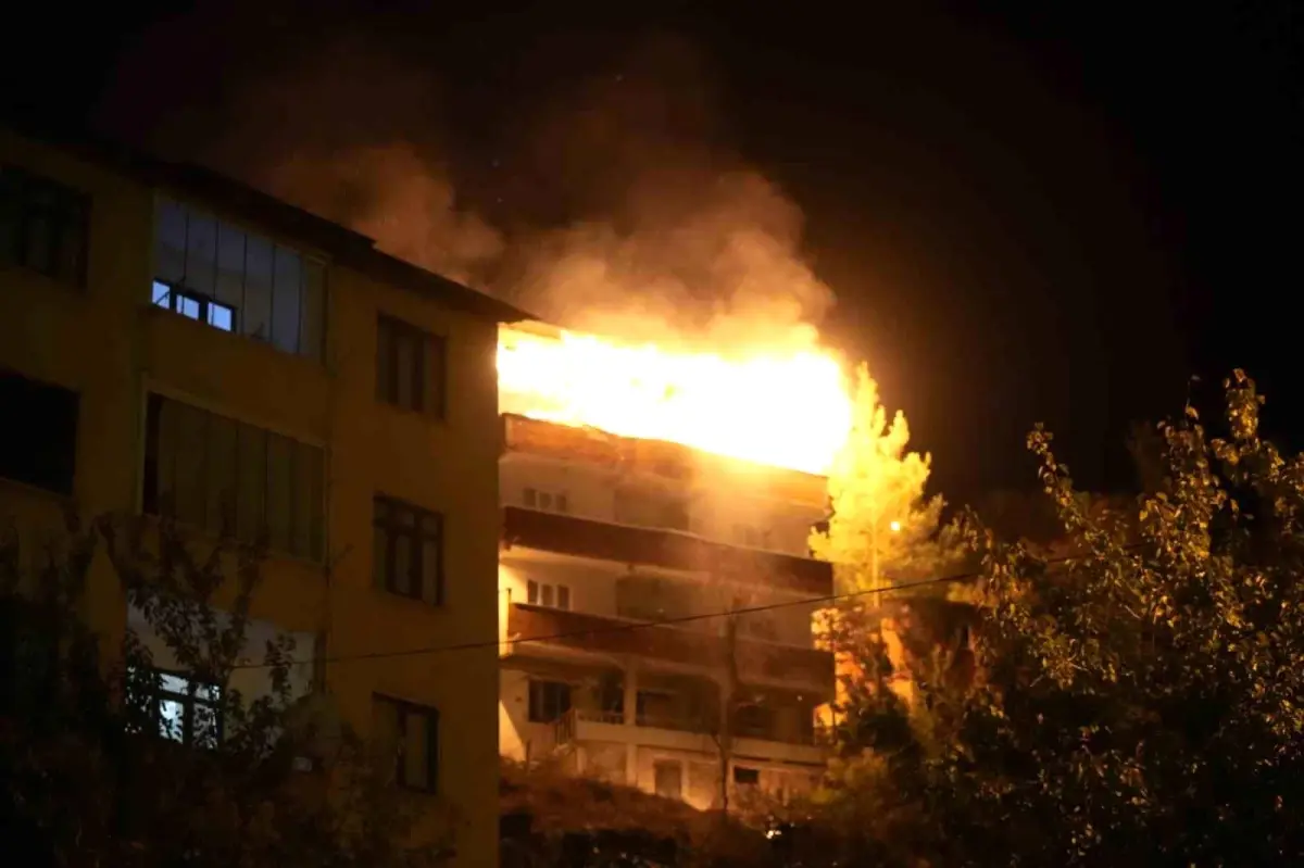 Gümüşhane'de 4 Katlı Binanın 3. Katında Yangın Çıkmış Olup, Olayda Can Kaybı Yok