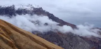 Hakkari'de Sağanak, Yüksek Kesimlerde Kar Yağışına Dönüştü