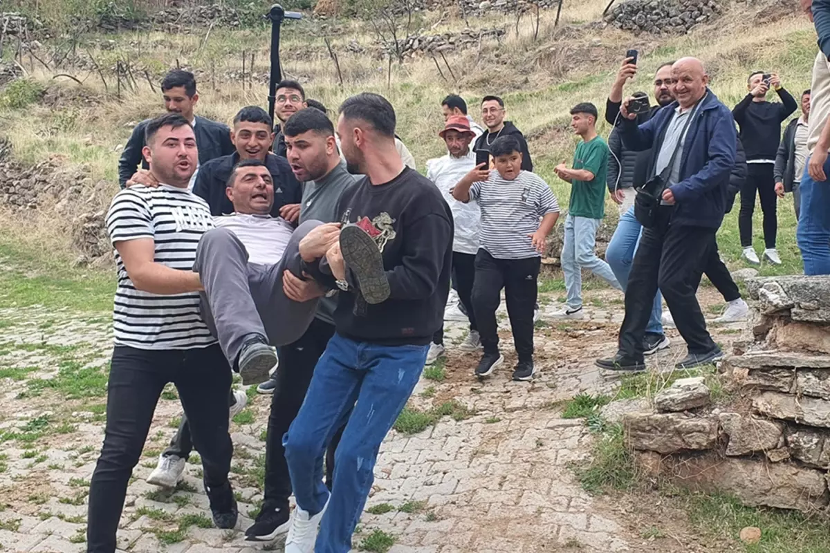 İlginç gelenek! 'İlgisiz akrabalar' tek tek tespit edilip su dolu yalağa atılıyor