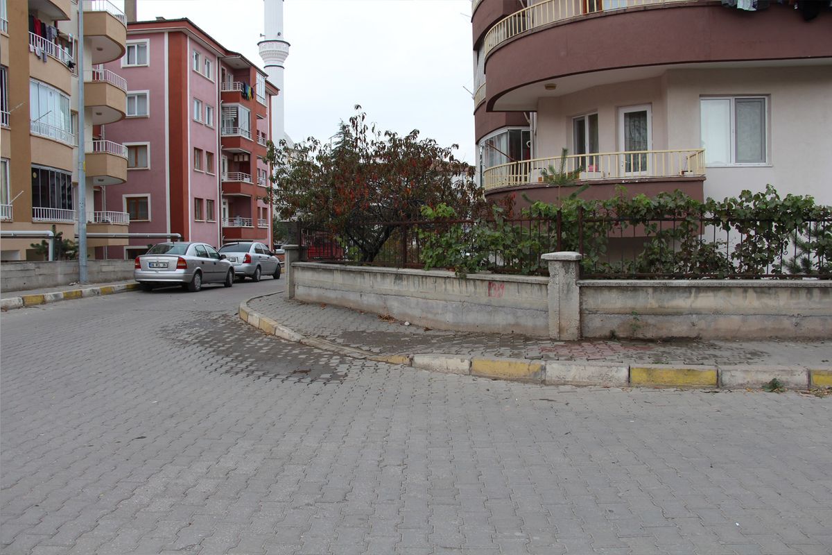 İşe gitmek için evden çıkan eski eşini bıçaklayarak katletti