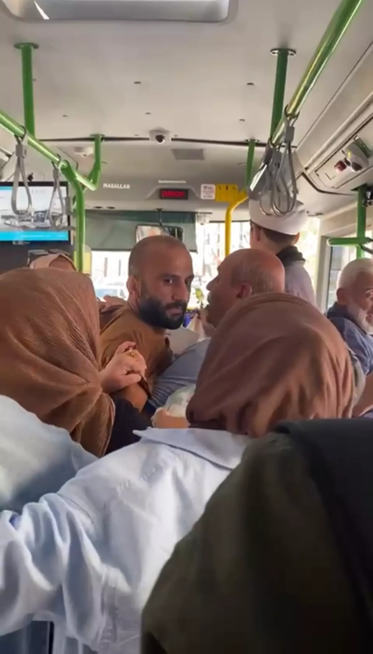 İstanbul'da İETT otobüsünde 'Kart basma' kavgası; şoförün kafasına yumruk attı