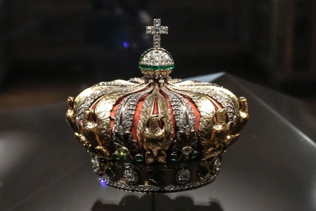 The Value of the Jewelry Stolen in the Louvre Museum Robbery is 88 Million Euros