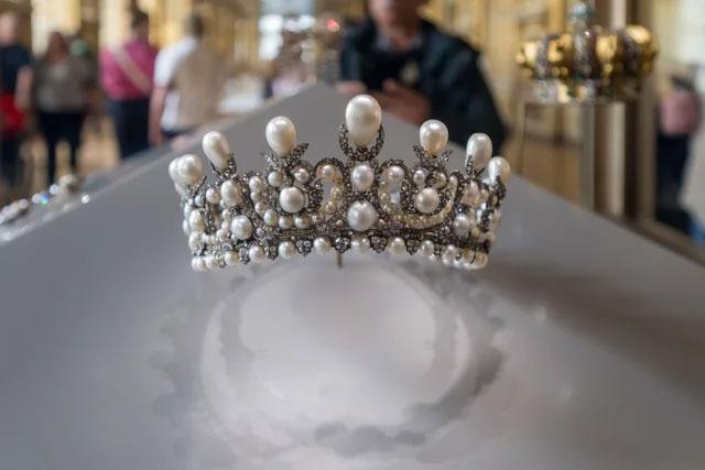 The Value of the Jewelry Stolen in the Louvre Museum Robbery is 88 Million Euros