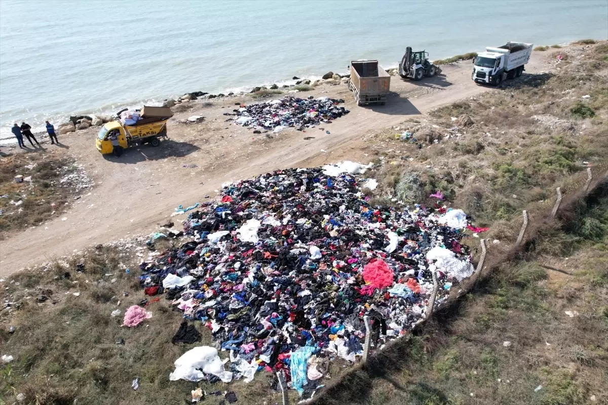 Mersin'de Kıyıya Bırakılan Tekstil Atıkları Temizlendi