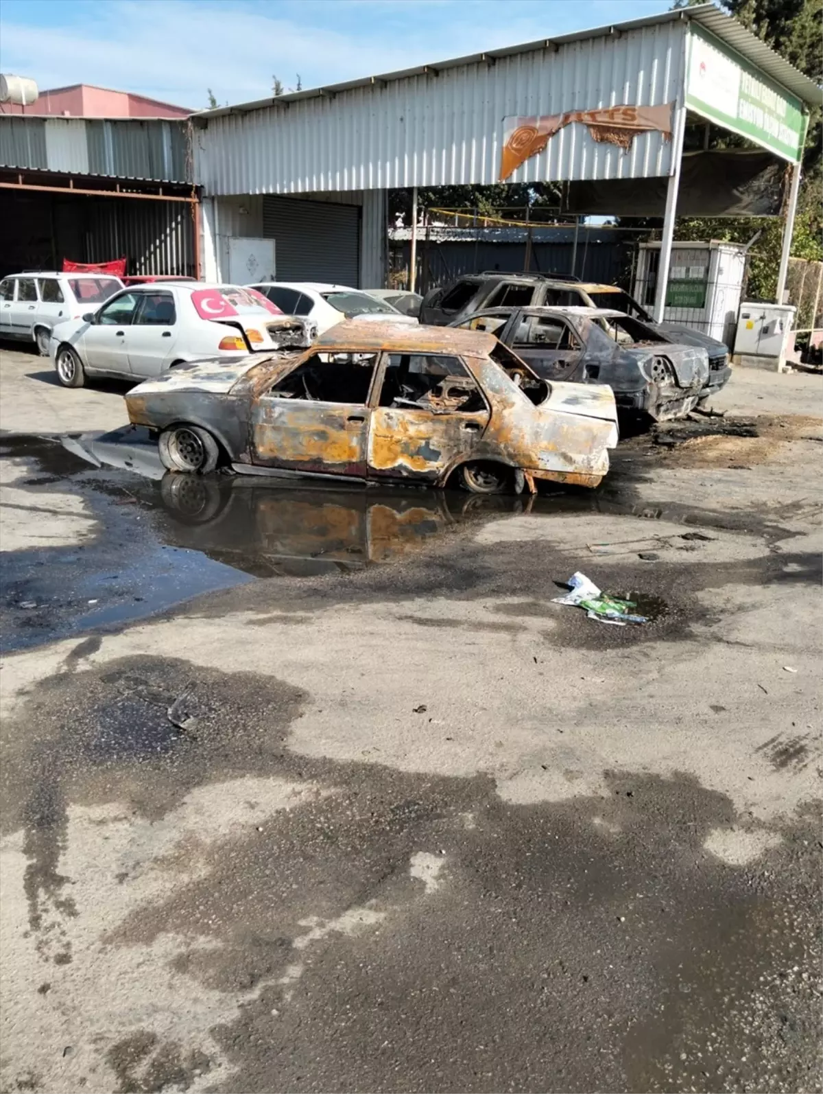 Mersin Tarsus'ta Park Halindeki Araçlar Yangınla Savaş Verdi