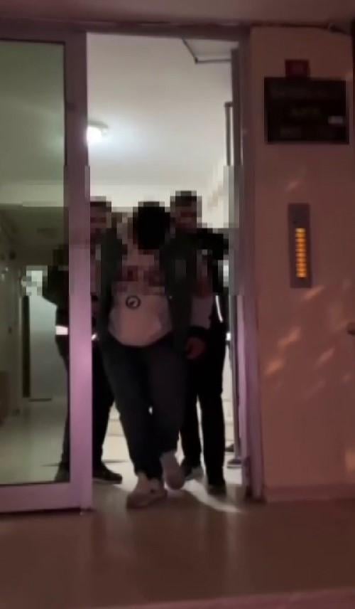 The young man aiming a toy gun at passengers in the metro was detained