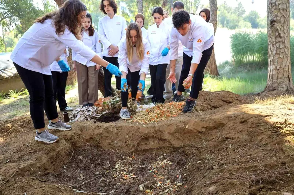 İEÜ Öğrencilerinden Sıfır Atık Projesi: Kompost Gübre Üretimi