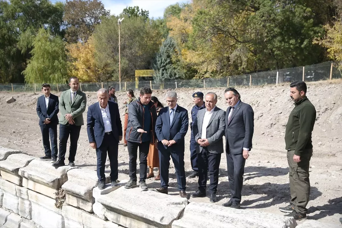 Niğde'de Tarihi Roma Havuzu Kazıları Devam Ediyor