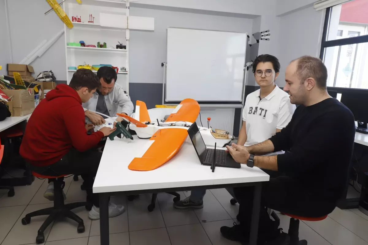 Öğretmenler, Öğrencilerine Otonom Uçuş Yapabilen Model Uçak Yapımını Öğretiyor