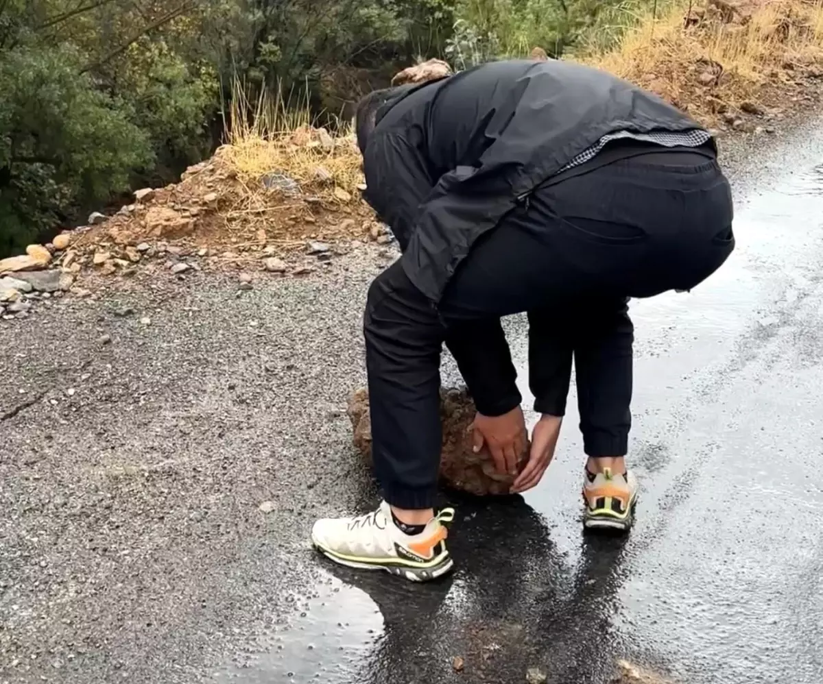 Hakkari'de Yoğun Yağışlar Sonrası Kaya Parçaları Yolun Ortasında