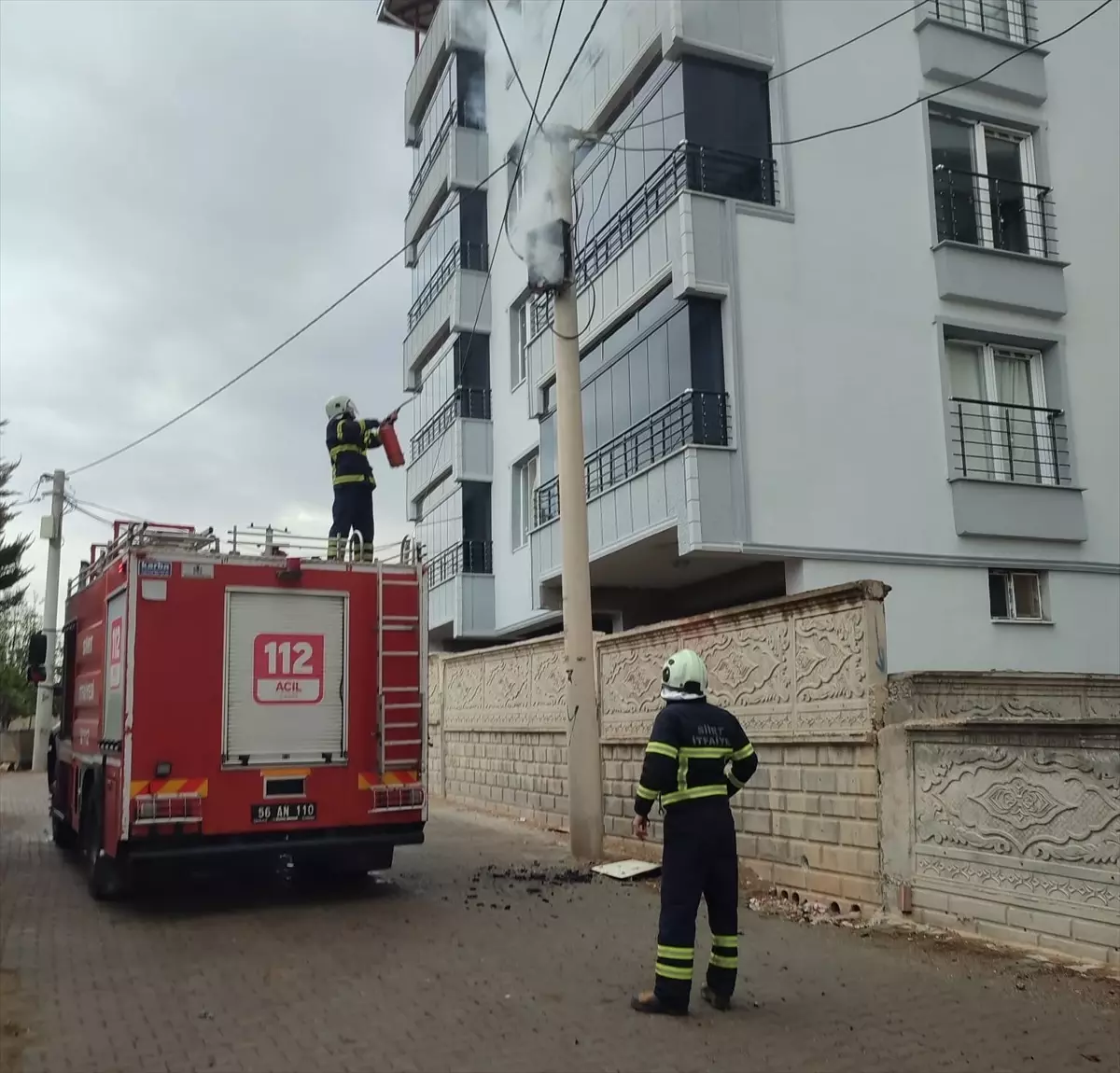 Siirt'te Elektrik Direğinde Yangın Söndürüldü