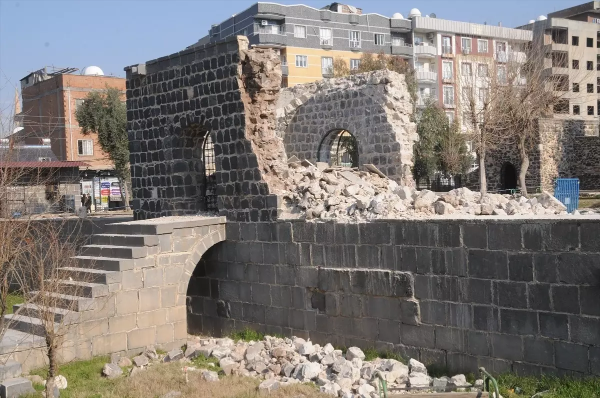 Cizre'de Tarihi Abdaliye Medresesi'nin Giriş Bölümünün Restorasyonuna Başlandı