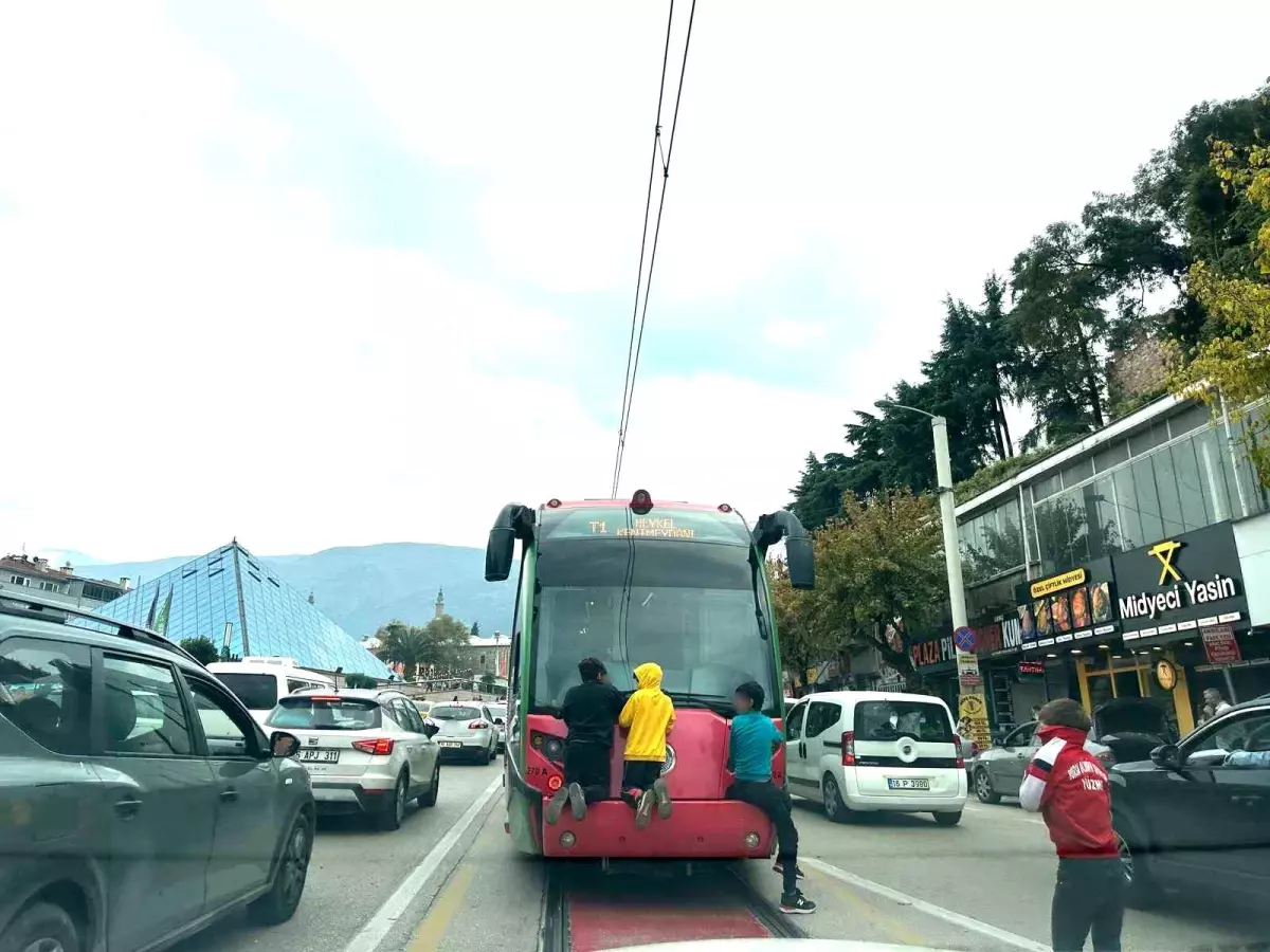 Bursa'da Çocukların Tramvay Arkasında Tehlikeli Yolculuğu