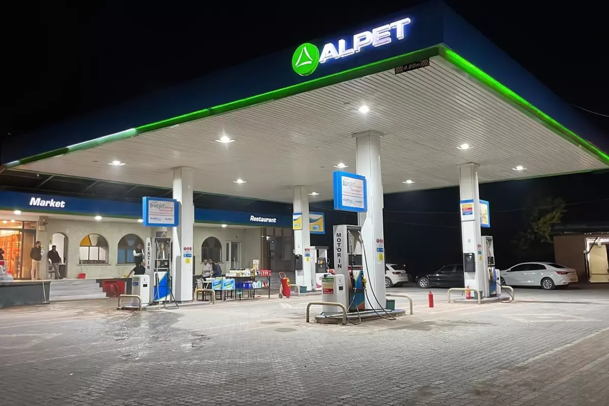 Türkiye'de 300'den fazla istasyonu var! Akaryakıt devi resmen satıldı