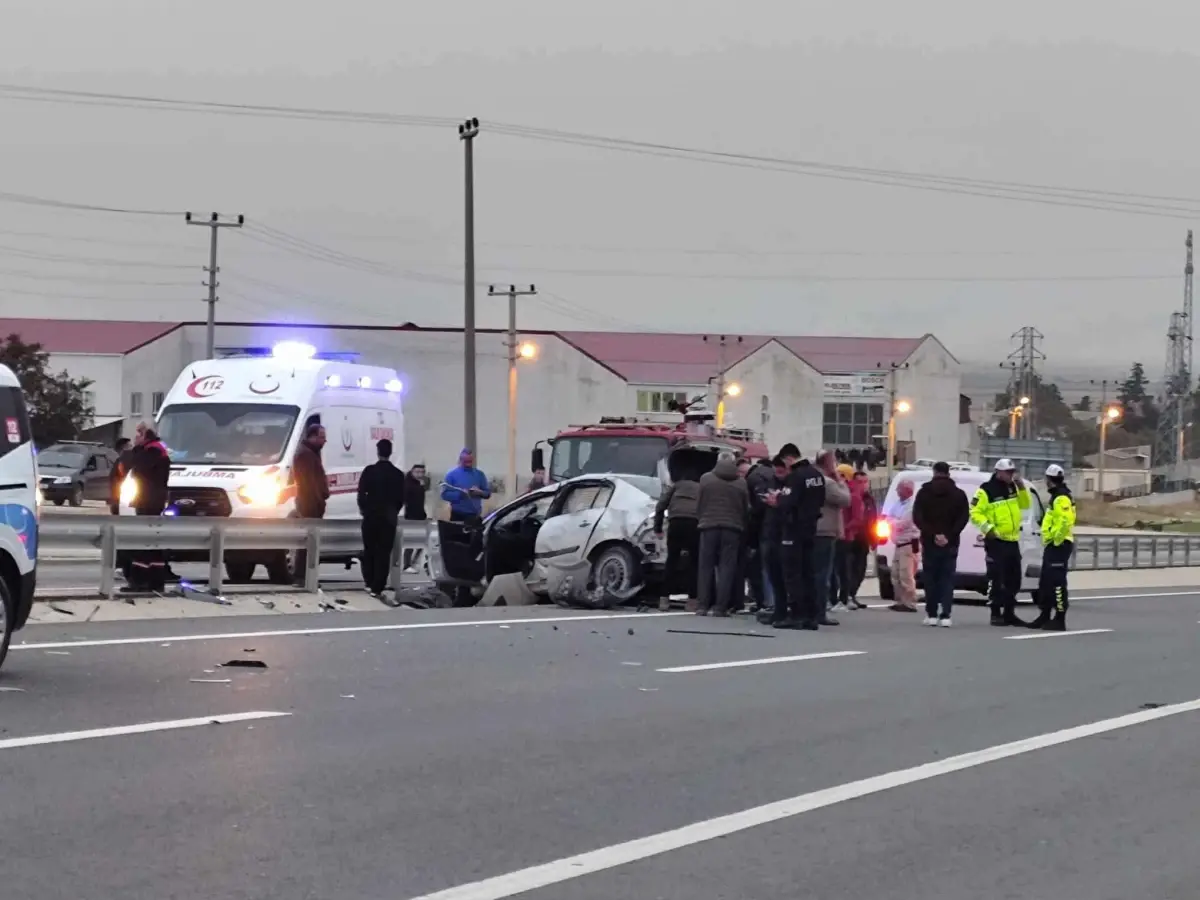 Köpeğe Çarpmamak İçin Manevra Yapan Sürücü Refüje Çarptı: 2 Yaralı