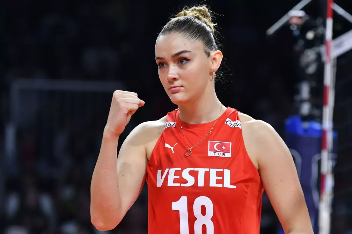 Zehra Güneş'in mini etekli asansör pozu hayranlarını ikiye böldü